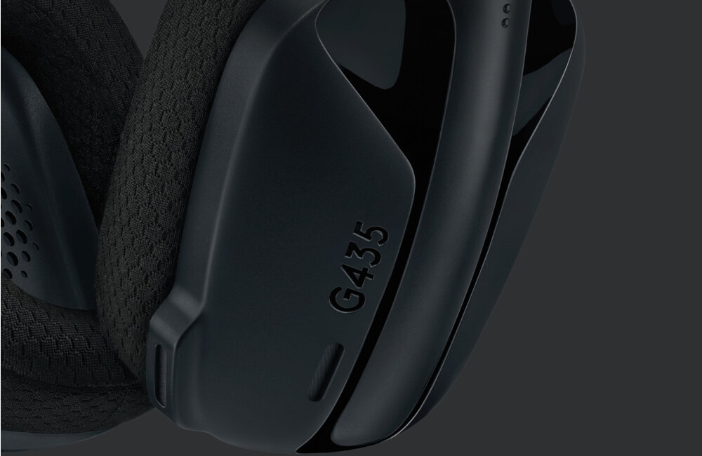 Zbliżenie na czarną nauszną część słuchawek z widocznym napisem \'G435\'. Materiał wygląda na miękki i teksturowany.