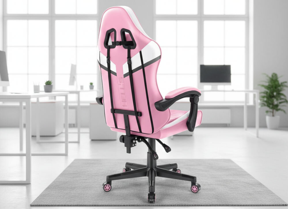 Różowo-biało-szary fotel gamingowy z czarnymi elementami, ustawiony na szarej macie w jasnym pomieszczeniu biurowym. Na oparciu widoczny jest napis \'HELL\'S\'.