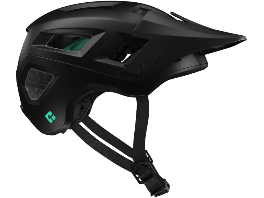 Czarny matowy kask rowerowy z daszkiem, posiada otwory wentylacyjne i regulowane paski. Na kasku widoczne jest logo \'Lazer\'.