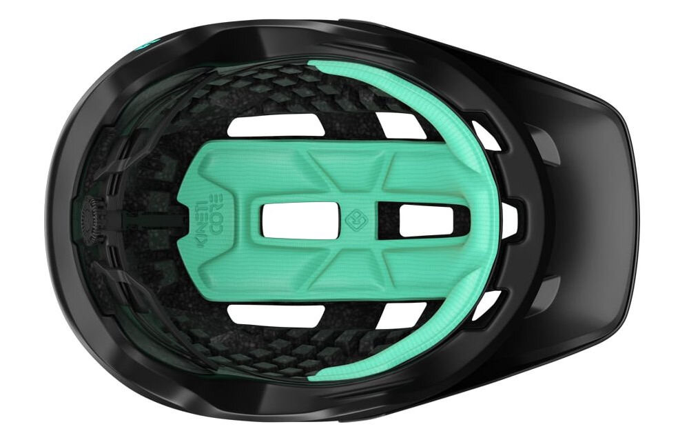 Widok z góry na czarny matowy kask rowerowy z zielonym wnętrzem i napisem \'KinetiCore\' wewnątrz. Kask ma otwory wentylacyjne i aerodynamiczny kształt.