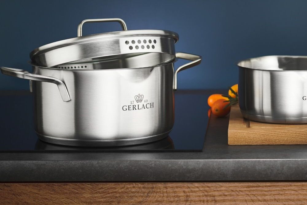 Garnek GERLACH Ambiente 24 cm na kuchence z lekko uniesioną pokrywką z widocznymi cedzakami