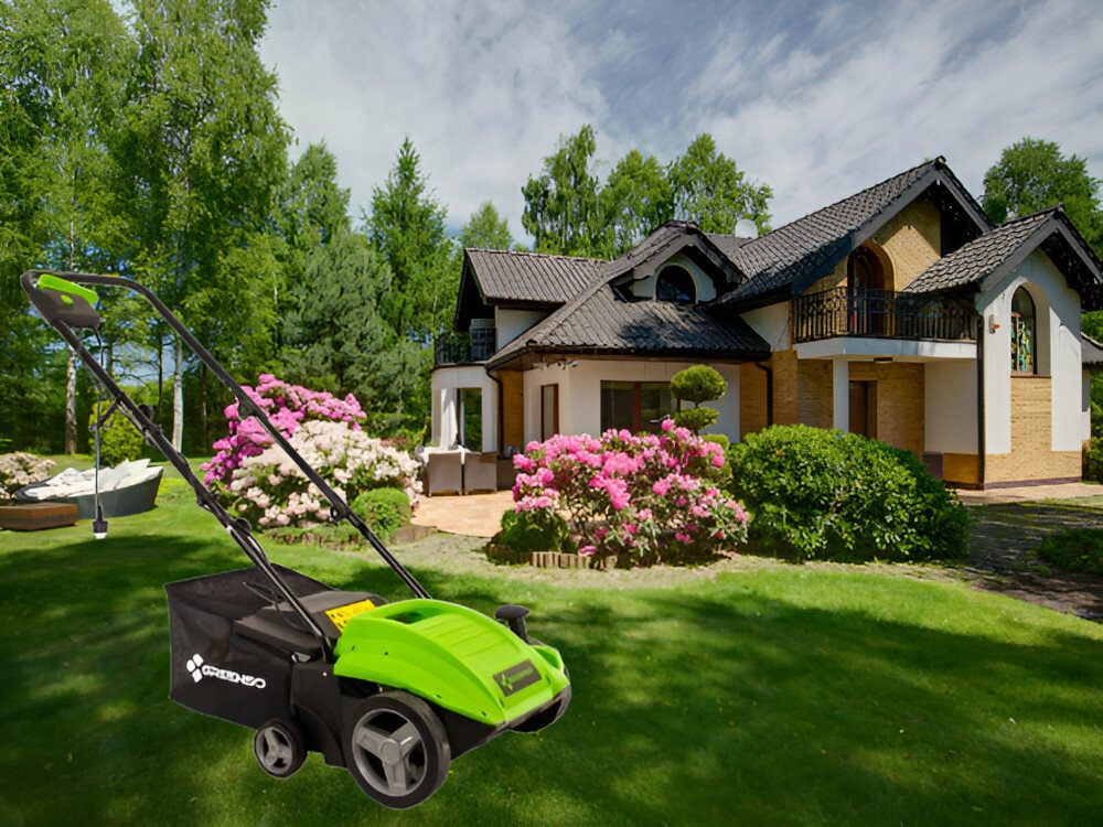 Na obrazie widoczny jest zielony wertykulator elektryczny na tle dużego domu otoczonego ogrodem z kwitnącymi krzewami. Na urządzeniu znajduje się logo \'media expert\'.