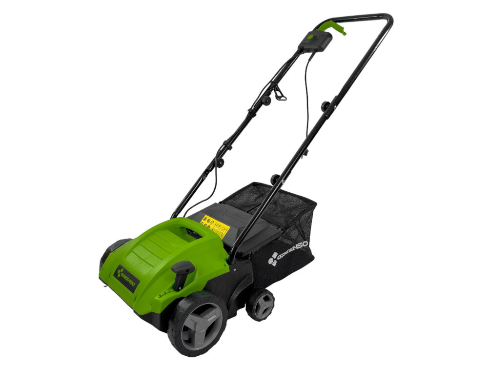 Zielony wertykulator elektryczny z czarnym uchwytem i kołami, posiada logo \'GREENSO\' na boku. Urządzenie ma widoczny kosz na trawę z tyłu.