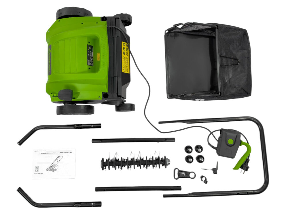 Na obrazie widoczny jest zestaw elementów do montażu wertykulatora elektrycznego, w tym zielona obudowa, czarny kosz, uchwyty, wałek z ostrzami oraz instrukcja obsługi. Obok znajdują się drobne akcesoria, takie jak śruby i klucz.