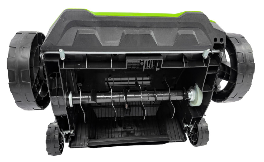 Zdjęcie przedstawia dolną część wertykulatora elektrycznego z widocznymi ostrzami i dużymi kołami. Obudowa jest w kolorze czarnym z zielonym akcentem na górze.