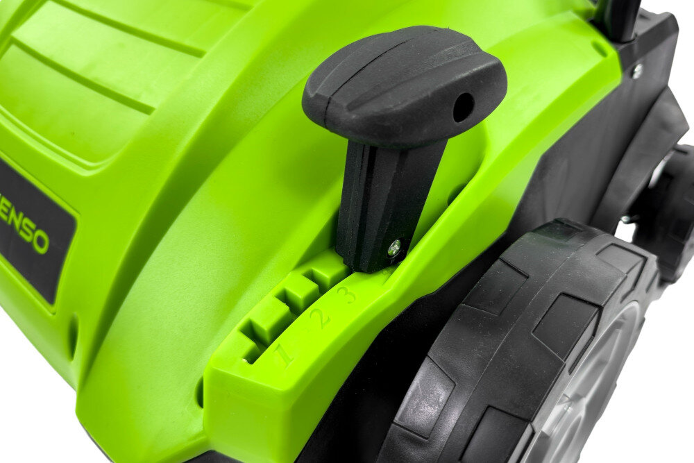 Zbliżenie na zielony wertykulator z czarną dźwignią regulacji wysokości i widocznymi oznaczeniami 1, 2, 3. Na obudowie znajduje się fragment logo z napisem \'ENSO\'.