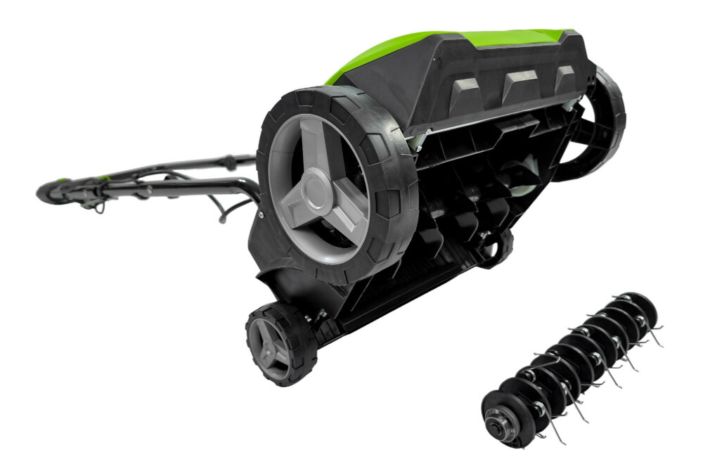 Na obrazie widoczny jest elektryczny wertykulator z dużymi kołami i zielono-czarną obudową. Obok urządzenia znajduje się wymienny wałek z metalowymi zębami.