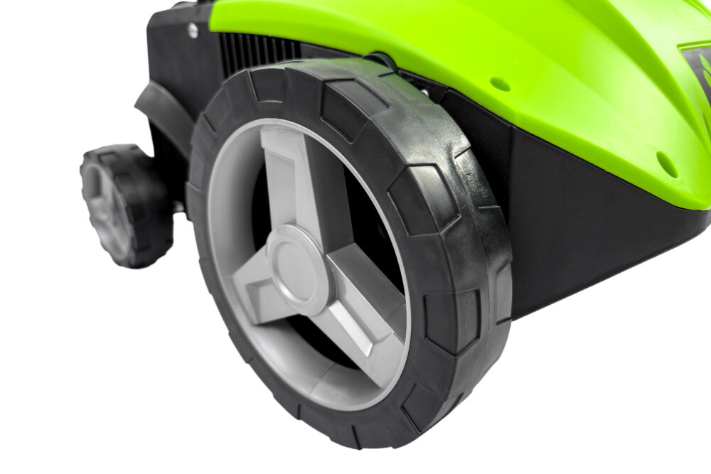 Obraz przedstawia zbliżenie na koło urządzenia ogrodowego z zieloną obudową. Koło jest czarne z szarymi elementami w środku.
