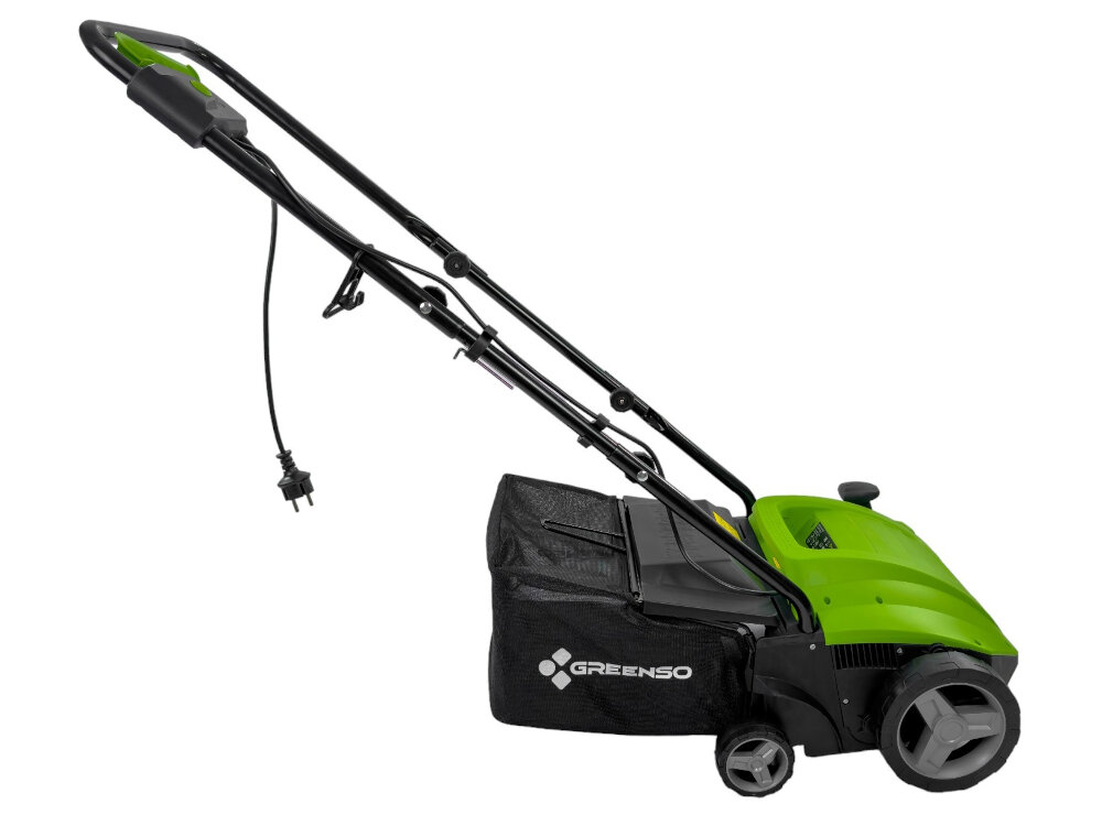 Na obrazie widoczny jest zielony wertykulator elektryczny z czarnym uchwytem i workiem na trawę z napisem \'GREENSO\'. Urządzenie posiada dwa koła i przewód zasilający.