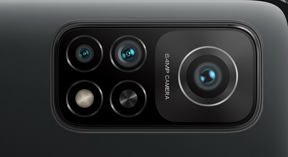Zbliżenie na moduł aparatu smartfona z czterema obiektywami i napisem \'64MP CAMERA\'.