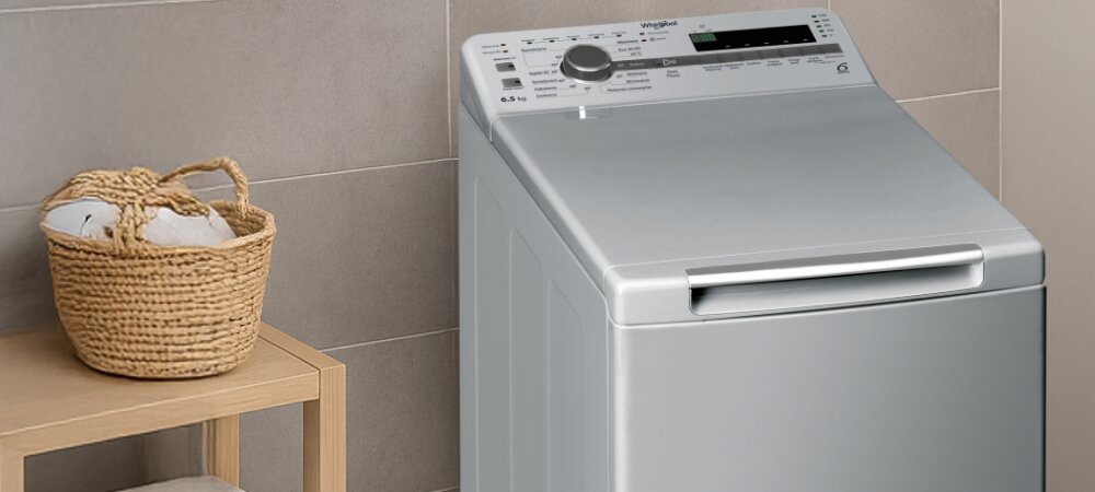 PRALKA WHIRLPOOL MTDLRS65230SS PL/N Kadr ukazuje wnętrze pralki ładowanej od góry, otwartej od góry. Widać konstrukcję bębna przygotowanego do załadunku energooszczędność skuteczne pranie 6,5 kg 12 programów