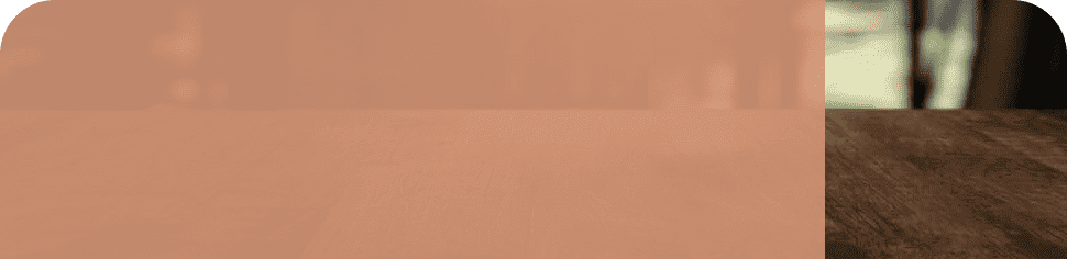 Obraz przedstawia drewniany stół z rozmytym tłem w odcieniach brązu i beżu.