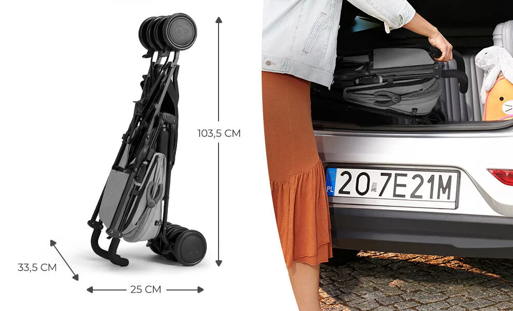 Obraz przedstawia złożony wózek dziecięcy z wymiarami: 103,5 cm wysokości, 33,5 cm szerokości i 25 cm głębokości. Obok osoba wkłada wózek do bagażnika samochodu z widoczną tablicą rejestracyjną 20-7E21M.