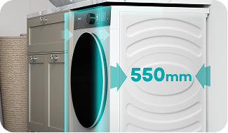 Pralka o głębokości 550 mm jest umieszczona obok szafki kuchennej. Na panelu widoczne jest logo \'Hisense\'.