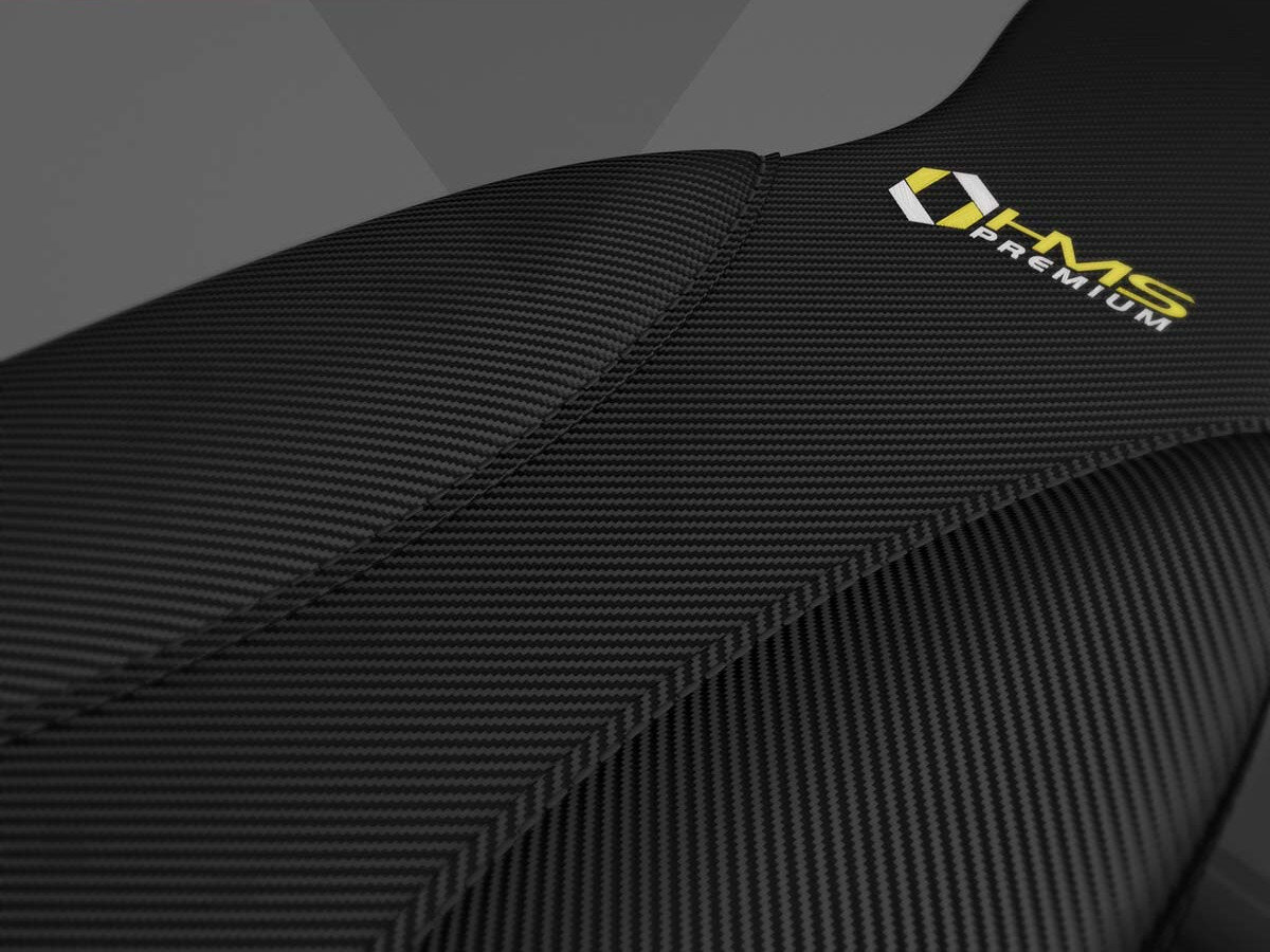 Zbliżenie na czarną, teksturowaną powierzchnię z logo \'HMS PREMIUM\' w żółtym i białym kolorze.