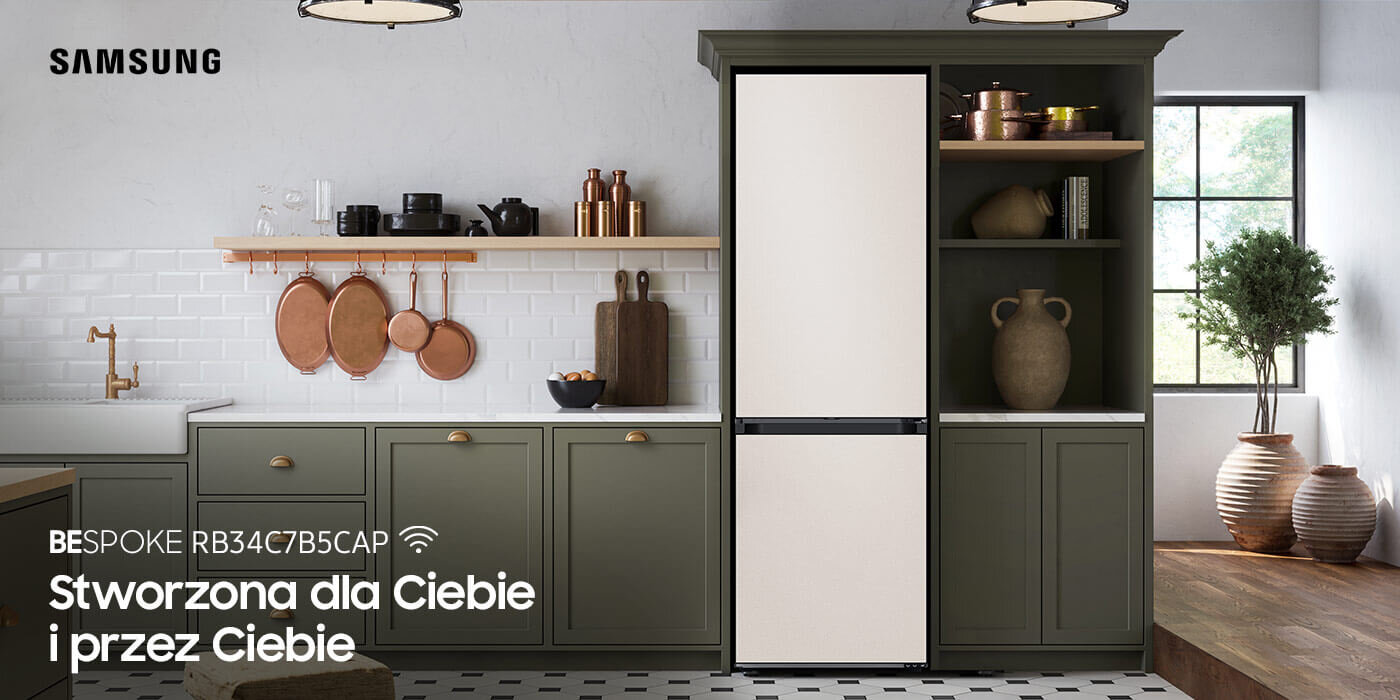 Kuchnia z zielonymi szafkami, białymi płytkami na ścianie i lodówką bez panelu. Na obrazie widoczny jest tekst: \'SAMSUNG BESPOKE RB34C7B5CAP Stworzona dla Ciebie i przez Ciebie\'.