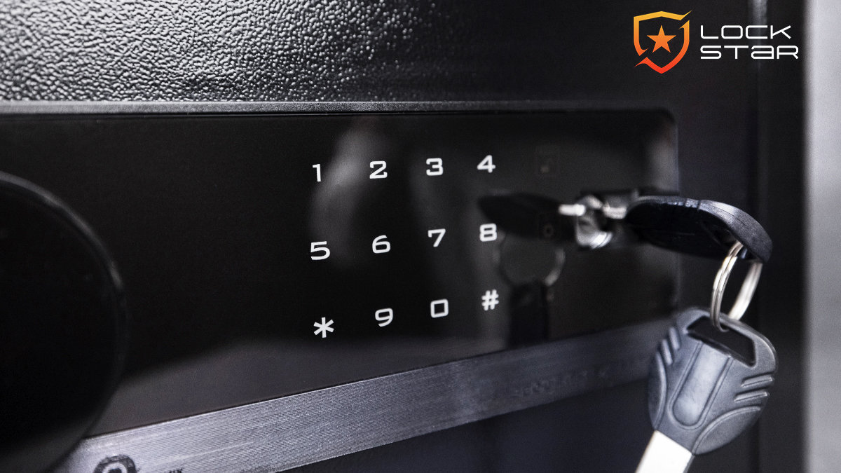 Na obrazie widoczny jest panel numeryczny z cyframi od 1 do 9 oraz symbolem * i #, a także klucz włożony do zamka. W prawym górnym rogu znajduje się logo z napisem \'LOCK STAR\'.
