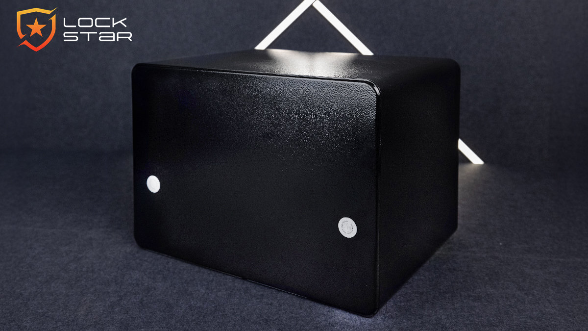 Czarny sejf o prostokątnym kształcie z dwoma okrągłymi elementami na drzwiach. W lewym górnym rogu widoczne jest logo z napisem \'LOCK STAR\'.