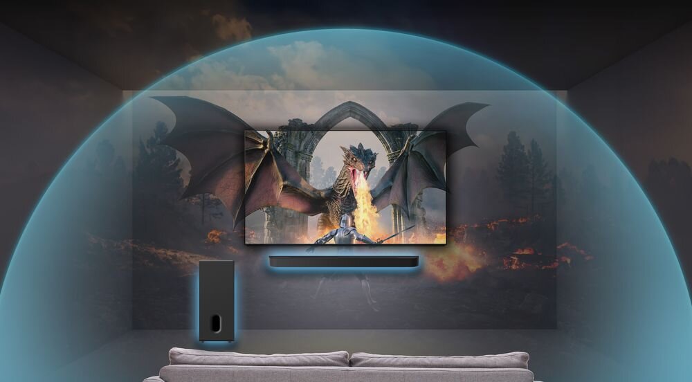 W pokoju znajduje się telewizor wyświetlający obraz smoka ziejącego ogniem oraz czarny subwoofer i soundbar. W tle widać efekt dźwięku przestrzennego w postaci niebieskiej poświaty.