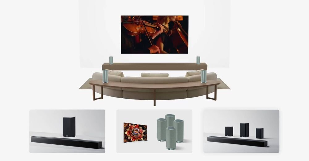 Na obrazie widoczny jest salon z dużym ekranem wyświetlającym scenę z instrumentami muzycznymi. Przed ekranem znajduje się kanapa oraz zestaw głośników, a poniżej trzy zdjęcia przedstawiające różne konfiguracje sprzętu audio.