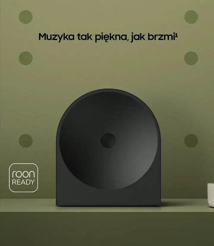2026-hw-ls50h-kv-mo 720x830-2 Na zielonym tle znajduje się czarny głośnik o półkolistym kształcie. Widoczny jest tekst: \'Muzyka tak piękna, jak brzmi¹\' oraz logo \'roon READY\'.