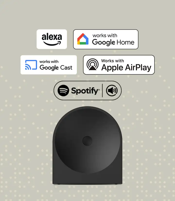 2026-hw-ls50h-voice-assistant-music-streaming-a-mo 720x830 Na obrazie widoczny jest czarny głośnik o zaokrąglonym kształcie. Nad nim znajdują się logotypy: \'alexa\', \'works with Google Home\', \'works with Google Cast\', \'Works with Apple AirPlay\', oraz \'Spotify\'.