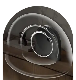 poweful sound 320x335 Na obrazie widoczny jest czarny głośnik o nowoczesnym designie, umieszczony na drewnianej powierzchni. Wokół głośnika widoczny jest efekt wizualny przypominający fale dźwiękowe.