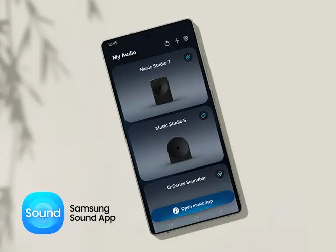 2026-hw-ls70h-samsung-sound-app 664x498 Na ekranie smartfona widoczna jest aplikacja z trzema opcjami: Music Studio 7, Music Studio 5 i Q-Series Soundbar. W lewym dolnym rogu znajduje się logo \'Sound Samsung Sound App\'.