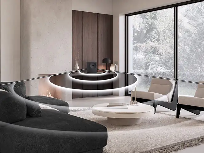 Nowoczesny salon z dużym oknem, w którym znajduje się czarny głośnik na półce. Wnętrze jest elegancko urządzone z sofami, stolikiem kawowym i dekoracjami.