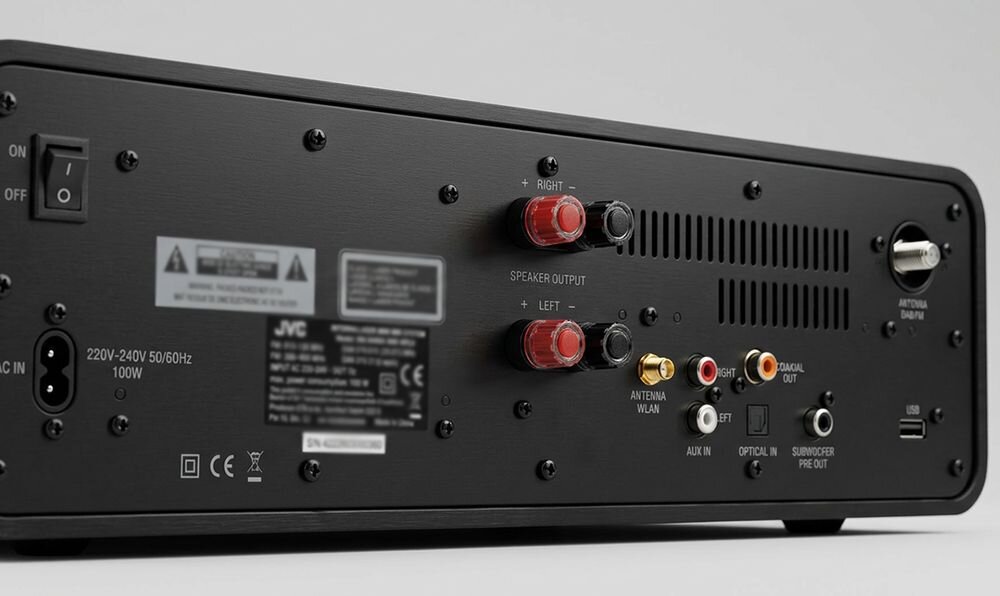 Wieża JVC MX-E455B korektor dźwięku wejście optyczne wyjście subwoofera regulacja basu, wieża od tyłu na białym tle
