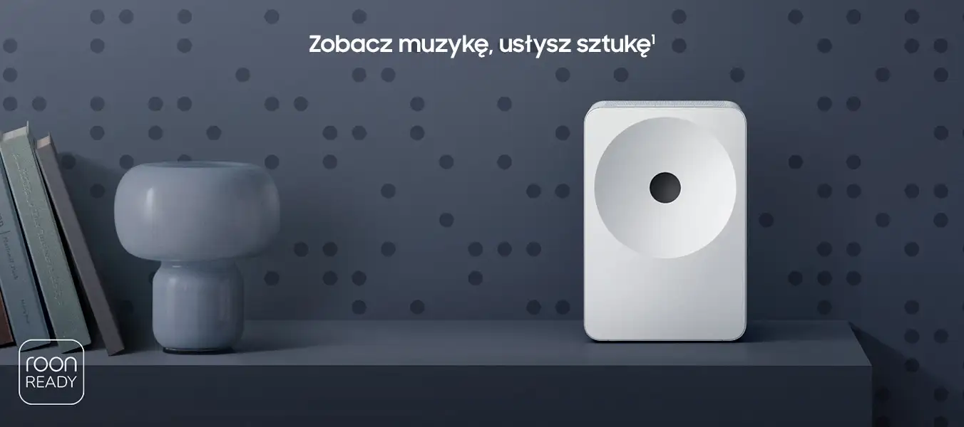 2026-hw-ls71h-kv-pc 1352x600 Na ciemnym tle z kropkami znajduje się biały głośnik o nowoczesnym designie oraz szara lampa. Widoczny jest tekst: \'Zobacz muzykę, usłysz sztukę\' oraz logo \'roon ready\'.