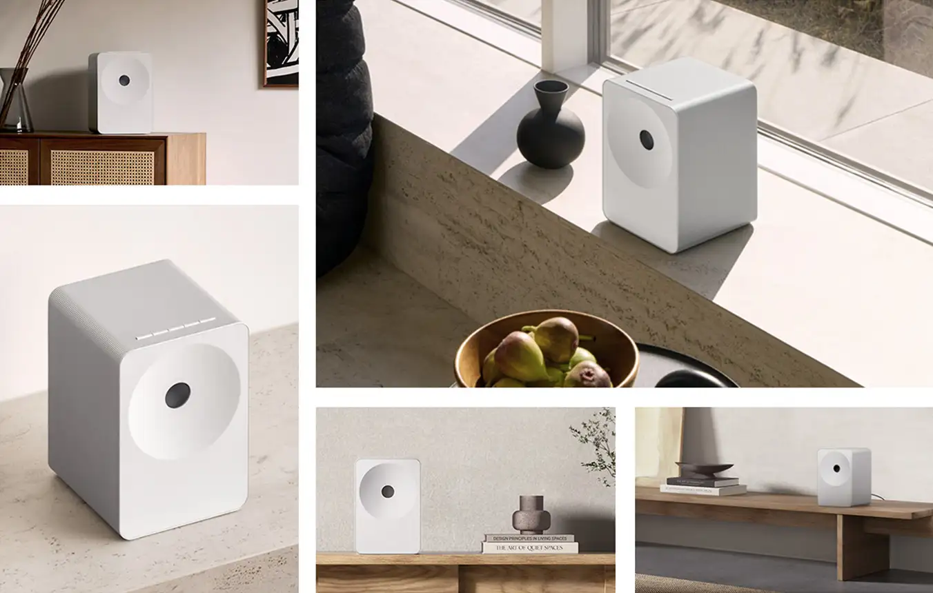 2026-hw-ls71h-lifestyle-gallery 1352x860 Na zdjęciu widoczny jest biały głośnik o prostokątnym kształcie, umieszczony w różnych wnętrzach na półkach i parapetach. W tle znajdują się elementy dekoracyjne, takie jak wazony i książki.