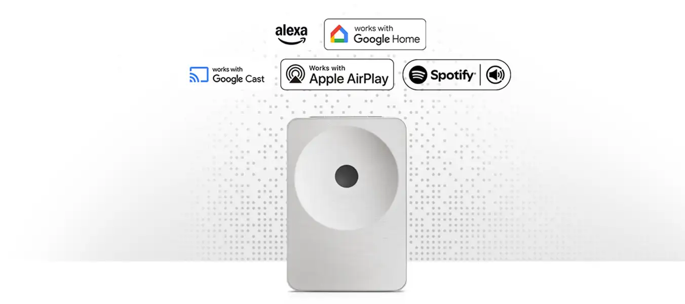 2026-hw-ls71h-voice-assistant-music-streaming-a-pc 1352x600 Na obrazie znajduje się biały głośnik o prostokątnym kształcie z okrągłym elementem na środku. Nad głośnikiem widoczne są logotypy: Alexa, works with Google Home, works with Google Cast, Works with Apple AirPlay, Spotify.