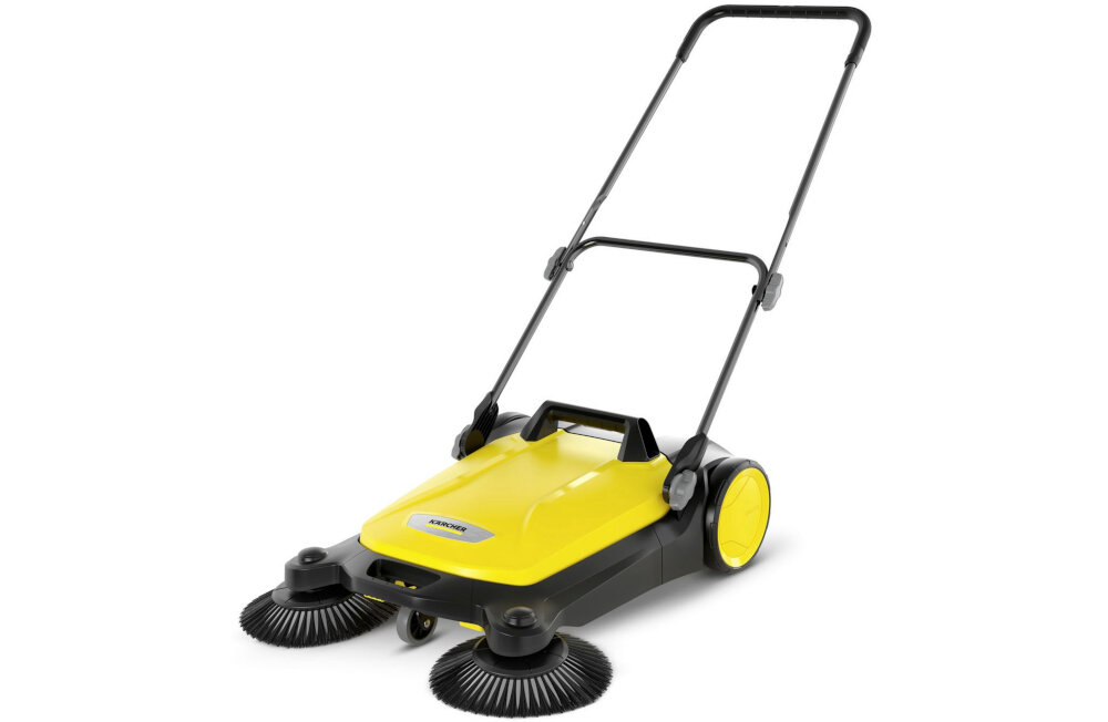 Zamiatarka w kolorze żółto-czarnym z dwoma szczotkami z przodu i dużymi kołami. Na obudowie widoczne jest logo \'KARCHER\'.