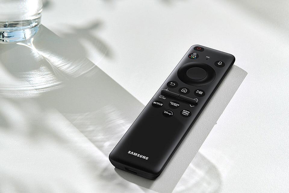 Czarny pilot zdalnego sterowania z widocznym logo \'SAMSUNG\' na dole. Na pilocie znajdują się przyciski, w tym z oznaczeniami \'NETFLIX\' i \'Prime Video\'.