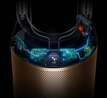 Obraz przedstawia wnętrze urządzenia z widocznymi elementami elektronicznymi i podświetleniem na niebiesko. Obudowa ma złoty kolor z perforacją.