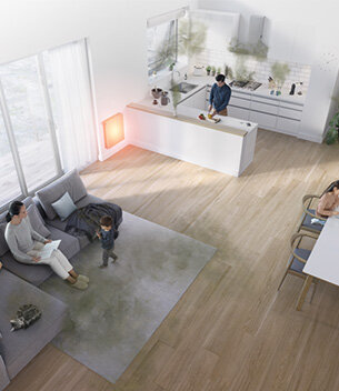 Wnętrze nowoczesnego salonu z aneksem kuchennym, w którym znajdują się osoby oraz zwierzę. Na podłodze widoczny jest drewniany parkiet, a w tle duże okno wpuszczające światło.