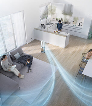 W przestronnym salonie z aneksem kuchennym znajduje się oczyszczacz powietrza z wentylatorem, z którego wydobywają się niebieskie linie symbolizujące przepływ powietrza. W pomieszczeniu obecne są osoby, ale ich szczegóły nie są istotne dla opisu produktu.