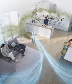 W przestronnym salonie znajduje się oczyszczacz powietrza, z którego wydobywają się strumienie powietrza. W pomieszczeniu są osoby zajmujące się codziennymi czynnościami.