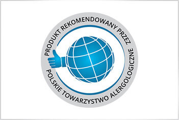 Logo przedstawia niebieską kulę ziemską z białymi liniami, otoczoną szarym okręgiem z tekstem: \'PRODUKT REKOMENDOWANY PRZEZ POLSKIE TOWARZYSTWO ALERGOLOGICZNE\'.