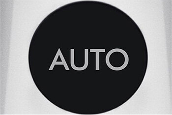 Czarny okrągły przycisk z białym napisem \'AUTO\'.
