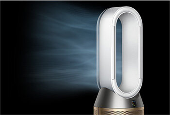 Na obrazie widoczny jest nowoczesny oczyszczacz powietrza z wentylatorem o owalnym kształcie, emitujący strumień powietrza. Urządzenie ma metaliczną podstawę z perforacją i wyświetlaczem.