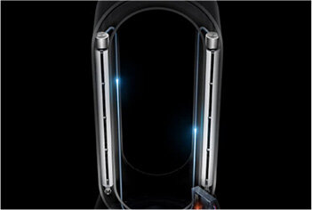 Obraz przedstawia fragment oczyszczacza powietrza z widocznymi dwoma pionowymi elementami i niebieskimi światłami. Tło jest ciemne, co podkreśla konstrukcję urządzenia.