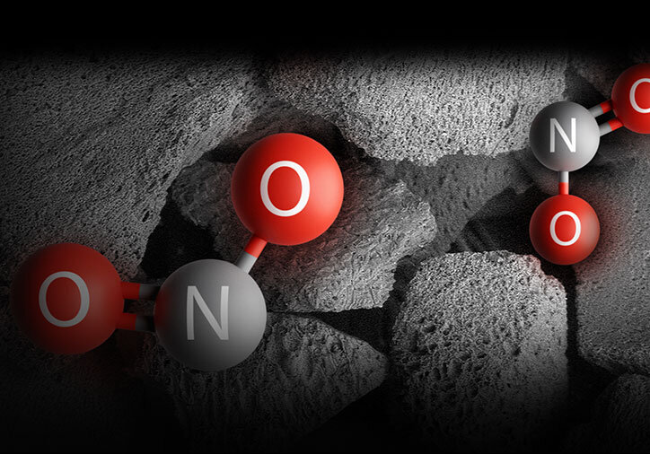 Obraz przedstawia model cząsteczki z kulami oznaczonymi literami \'O\' i \'N\' na tle porowatej struktury. Kule są w kolorach czerwonym i szarym.