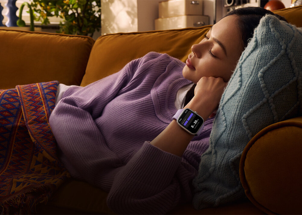 Smartwatch XIAOMI Redmi Watch 5 wyswietlacz doskonalosc czestotliwosc jasnosc czlowiek lezacy na lozku z zegarkiem na reku