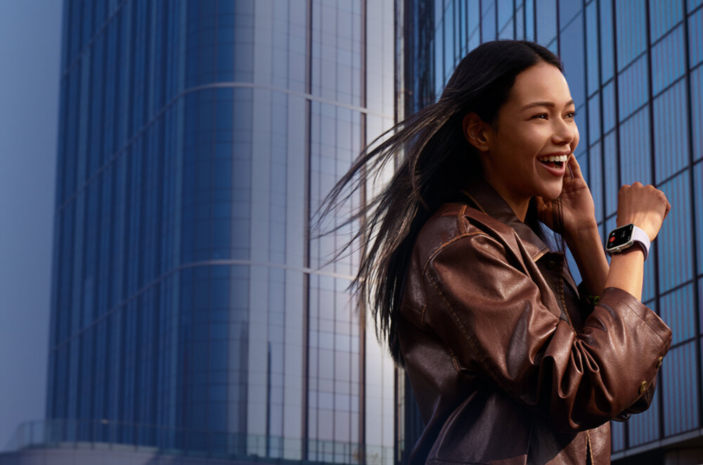 Smartwatch XIAOMI Redmi Watch 5 cwiczenia rozmowy muzyka technologia szum czystosc dzwiek bluetooth usmiech na twarzy u kobiety