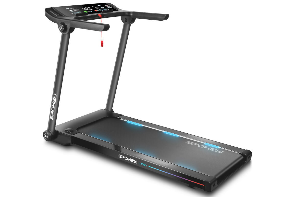 Bieżnia elektryczna z czarną ramą i panelem sterującym z wyświetlaczem. Na powierzchni bieżni widoczne są niebieskie elementy, a na ramie napis \'SPOKEY Lean\'.