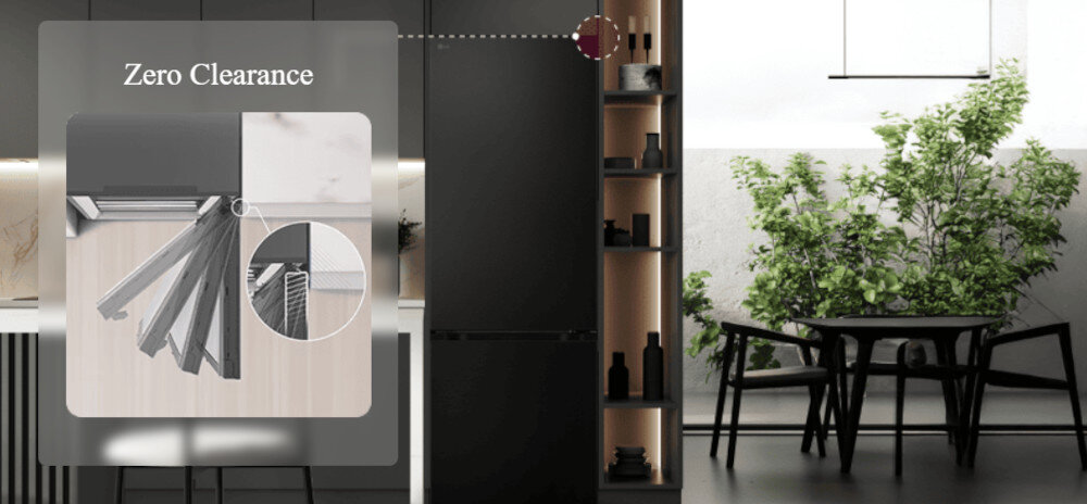 Wnętrze nowoczesnej kuchni z ciemną lodówką i otwartymi półkami. Na obrazie widoczny jest napis \'Zero Clearance\' oraz zbliżenie na drzwi lodówki.
