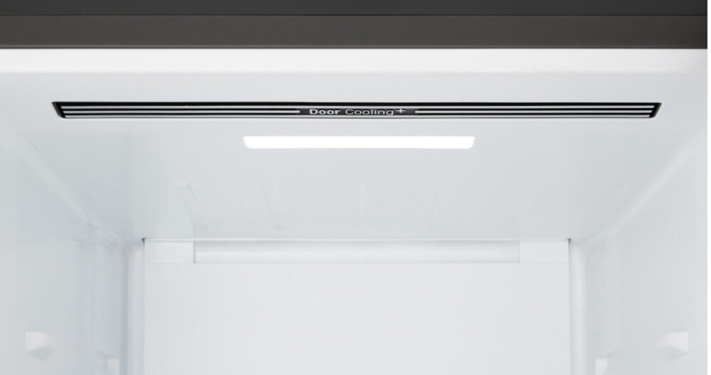 Wnętrze lodówki z widocznym napisem \'Door Cooling+\' na górnej części. W środku znajduje się jasne oświetlenie LED.