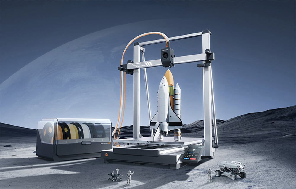 Drukarka 3D ANYCUBIC Kobra 3 Max Combo Wi-Fi, LAN + Dysza + Filament PLA Czarny Fotomontaż drukarki 3D Anycubic Kobra 3 Max na powierzchni księżyca, z gotowym modelem promu kosmicznego na platformie i stacją filamentów ACE Pro obok